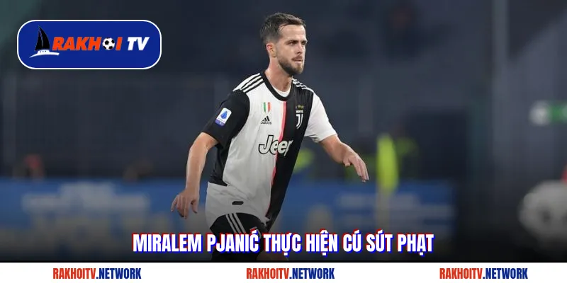 Miralem Pjanić thực hiện cú sút phạt